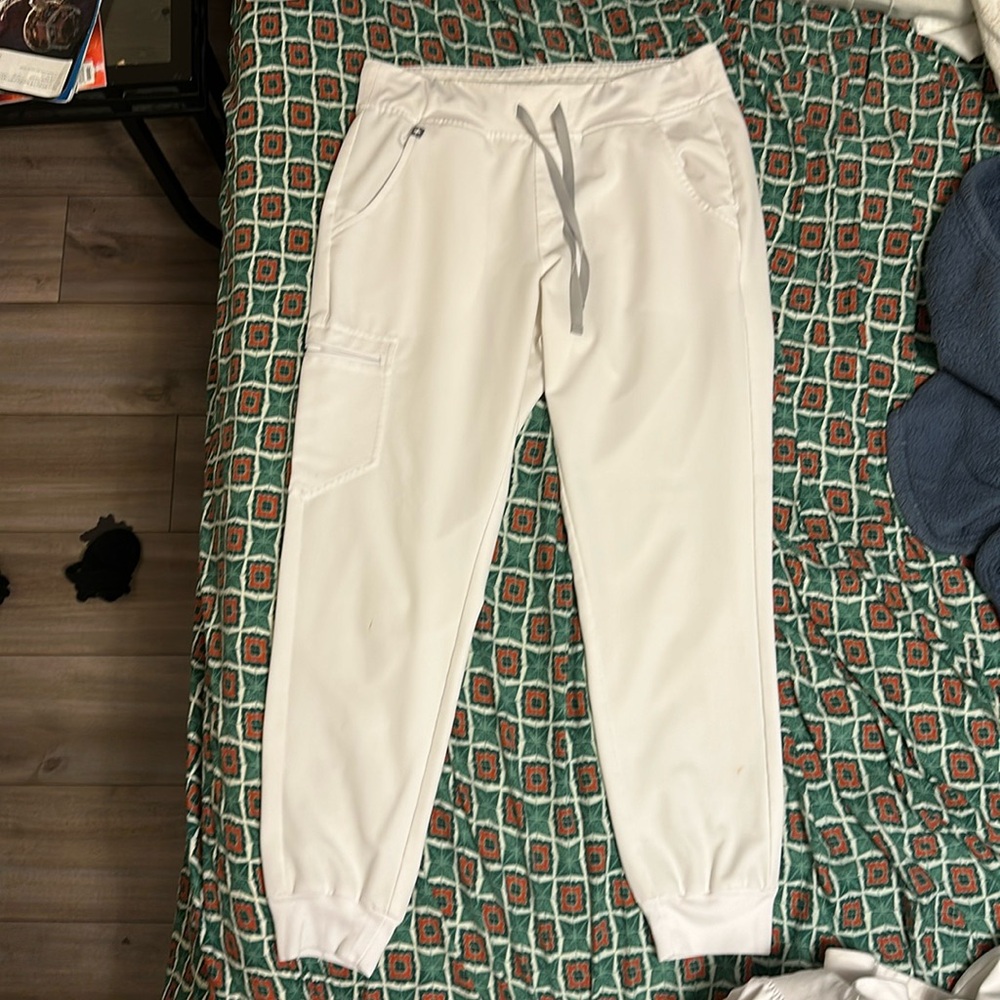 Medium White Figs Mid Rise Jogger Scrub Pants